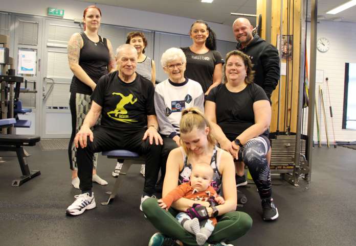 Krista Rautajuuri, Anneli Heinonen, Anki Karlsson, Toni Kataja, Heikki Rajaniemi, Rauni Haapala, Anne Kaunismäki ja Susanna Ruohoniemi sekä Iivari Ruohoniemi tapaavat säännöllisesti Riihikosken Sun Salilla. Ikäeroa porukalla on jonkun verran, sillä Rauni Haapala on ehtinyt katsella elämää 90 vuotta ja Iivari Ruohoniemi viisi kuukautta.(Kuva. Asko Virtanen)