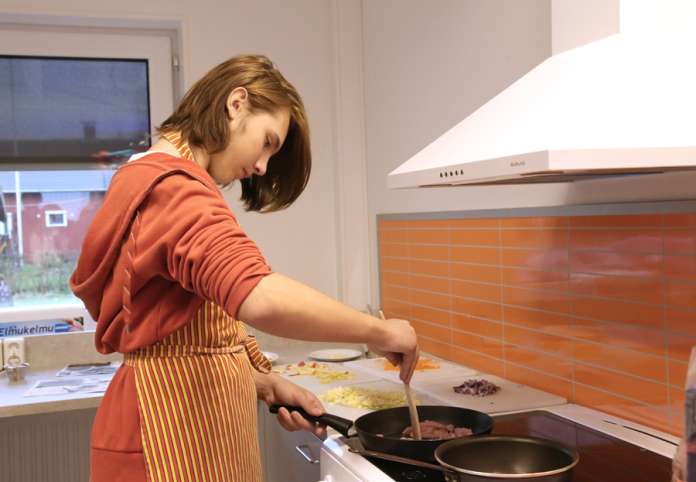 Veeti Kivinen tietää, että kotimainen liha on antibioottivapaata. Veeti kokkaili kotitaloustunnilla MTK:n lahjoittamista aineksista possuwokkia.