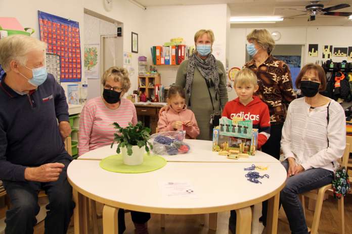 Heikki Uusitalo, Liisa Luoto, Sofia, Tuija Rantasalo, Laila Venäläinen, Jiri ja Ritva Takkinen perehtyivät sukan neulomisen taikoihin Riihikosken eskarissa. Jiri esitteli myös tekemäänsä sammakon kotia. (Kuva: Asko Virtanen)