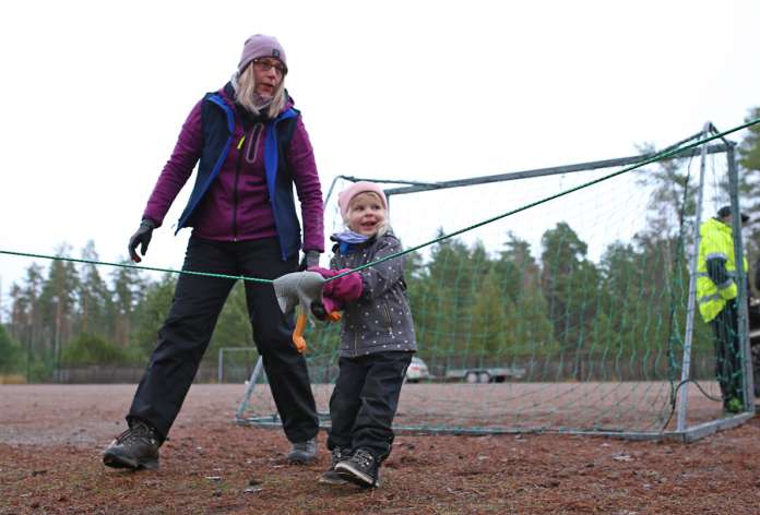 Kasvatustyöntekijä Mervi Kuusisto näytti Seela Aaltoselle, 4, miten Pöytyän seurakunnan linko toimii.