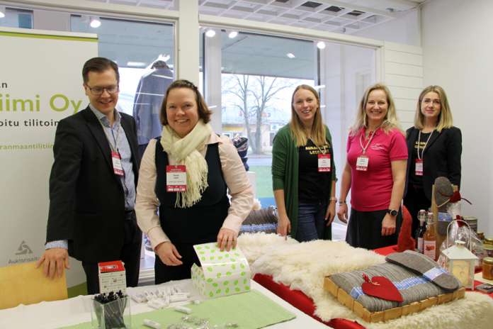 Henri Valkeapää ja Henna Aalto Auranmaan Tilitiimistä, Mari Rintala ja Marika Suuronen Rintalan tilalta sekä Tanja Halminen NJR-yhtiöistä olivat iloisella mielellä, kun vihdoinkin oli tilaisuus päästä osallistumaan livemessuille. (kuva: Asko Virtanen)