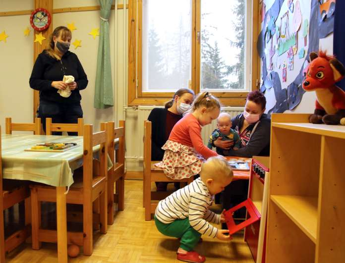 Terhi Haapakangas, Heidi Laaksonen ja Tanja Ölander toivovat Tarvasjoen perhekerhoon lisää perheitä. Tanjan sylissä Terhin neljän kuukauden ikäinen Oskari. Etualalla leikkivät Tanjan neljävuotias Ronja ja alkuvuodesta kaksi vuotta täyttävä Roni.