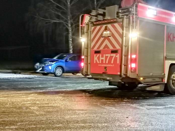Henkilöauto meni lunastuskuntoon peurakolarissa kymppitiellä Kosken ja Someron rajalla. Kuva: Simo Päivärinta.