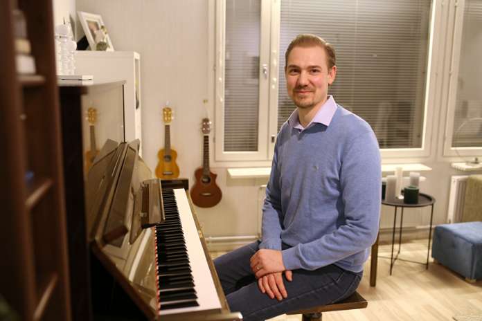 Risto Leinon perheeseen kuuluu kaksi lasta ja vaimo. He ovat kaikki musikaalisia. Leinot muuttivat soittimineen kesällä uuteen kotiin Mellilässä. Kuva: Katriina Reijonen