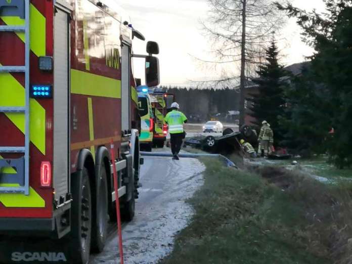 Kyröntieltä suistunut henkilöauto kierähti katon kautta katolleen ojaan. Autossa ollut henkilö loukkaantui. Kuva: Simo Päivärinta.I