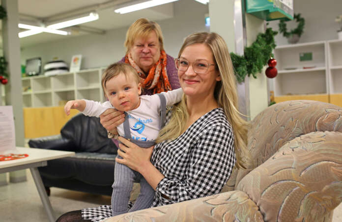 Auraan muuttanut Sara Laukkanen toivoo tutustuvansa nuorisoseuran kautta ihmisiin. Anja Isotalo uskoo, että tuore puheenjohtaja pääsee rakentamaan verkostoja moneen suuntaan. Aaron, 6 kk, on tulevaisuuden nuorisoseuralainen. Kuva: Katriina Reijonen