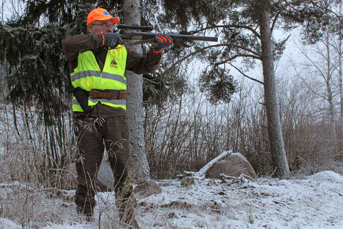 Kun loukkaantunutta eläintä jäljestetään, tähtäimen on oltava kunnossa. Usein SRVA-henkilöiden apuna on tehtävään koulutettu koira. Reino Kallio sanoo sen helpottavan huomattavasti löytämistä.