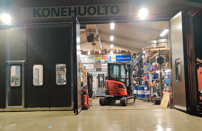 Huoltopuoli on Aaltekossa yhä suuremmassa roolissa. Tällä hetkellä pääpaino on vielä maatalous- ja maanrakennuskoneissa mutta enenevässä määrin huolletaan myös muuta raskasta kalustoa. Kuva: Aalteko Oy