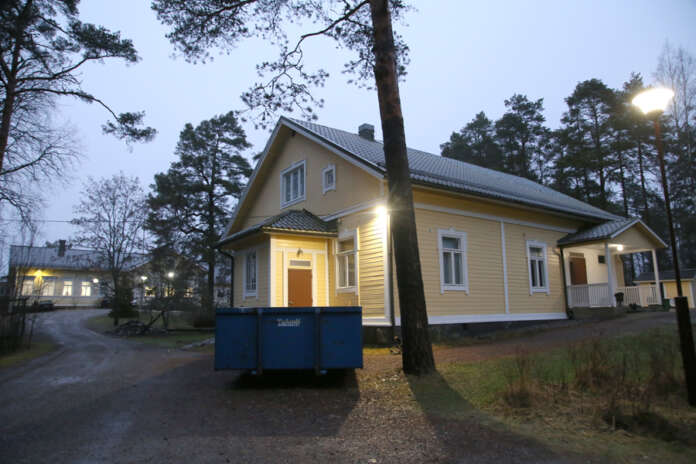 Valtuusto viilasi talousarvion tekstiä Kirkonkulman koulun kohtaloon viittaavalta osalta. Viime perjantaina koulun alarakennuksessa havaittiin vesivahinko, jonka vuoksi rakennuksen alakerta on tällä hetkellä käyttökiellossa.