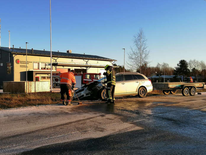 Kaksi henkilöautoa vaurioitui pahoin nokkakolarissa Koskentiellä Koskella perjantaina. Kuva: Simo Päivärinta.