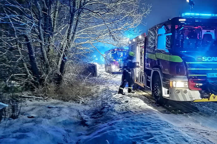 Pelastuslaitos sai hälytyksen uudenvuodenyönä Kyrön Porakalliontielle, jossa paloi ulkorakennus. Palossa menehtyi noin 150 rakennuksessa ollutta kanaa. Kuva: Simo Päivärinta.