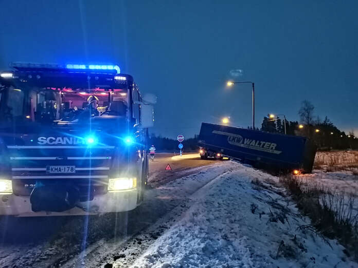Ojaan luiskahtanut puoliperävaunu tukki Aurantien Salon suuntaan menevien kaistan kymppitien risteyksessä Marttilassa useamman tunnin ajan maanantaina iltapäivällä. Kuva: Simo Päivärinta.