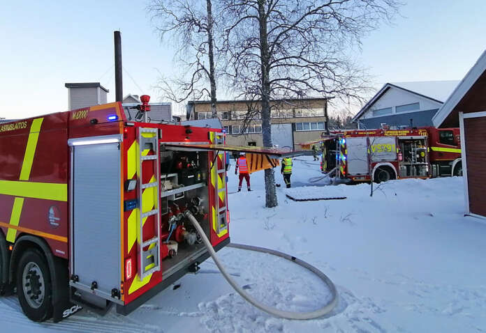 Takomo Helinin pajan kattorakenteet savuavat. Pelastuslaitos sai hälytyksen Kyröntielle Kyröön perjantaiaamulla. Kuva: Simo Päivärinta.