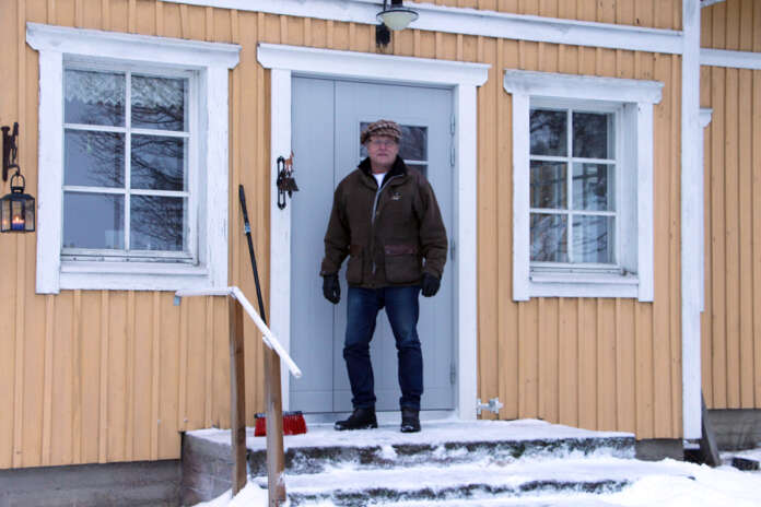 Koskelaisen Mauno Mäenstaustan alkuvuosi on sujunut kotona karanteenissa jouluna tulleen koronatartunnan vuoksi. Mäentausta kannustaa kaikkia rokottautumaan, sillä rokotusten ansiosta hänen tautinsa jäi suhteellisen lieväksi.(Kuva: Asko Virtanen)