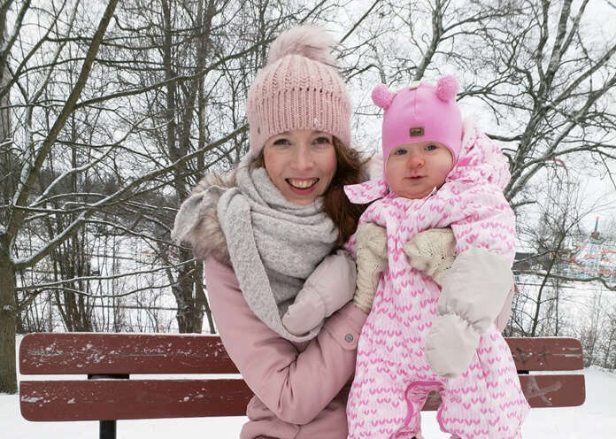 Marja Kattelus sylissään tyttärensä Hilppa Kattelus, joka on kuvassa vielä vauva mutta nyt jo neljävuotias neiti.