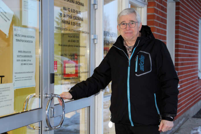 Jukka Leino oli Auran ääniharava aluevaaleissa, mutta jäi valitsematta. Leino uskoo, että sote-keskuksia tulee olemaan harvemmassa kuin terveyskeskuksia nykyään. Luentevinta olisi pitää ovet auki ainakin Aurassa, joka on suurin keskus (Kuva: Asko Virtanen)
