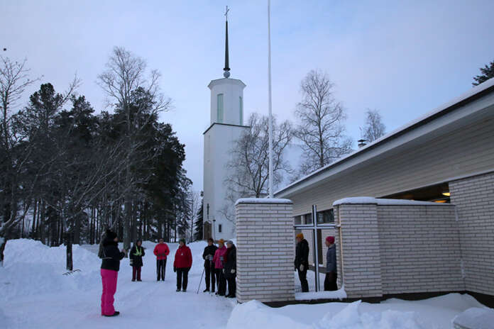 Diakoni Anni Kantosen järjestämälle hyvän mielen kävelylle osallistui maanantaina mukavasti väkeä. Tuomiokapitulin alulle panemat seurakuntaliitosneuvottelut Salon seurakunnan kanssa eivät olleet kävelylle osallistuneiden mieleen.