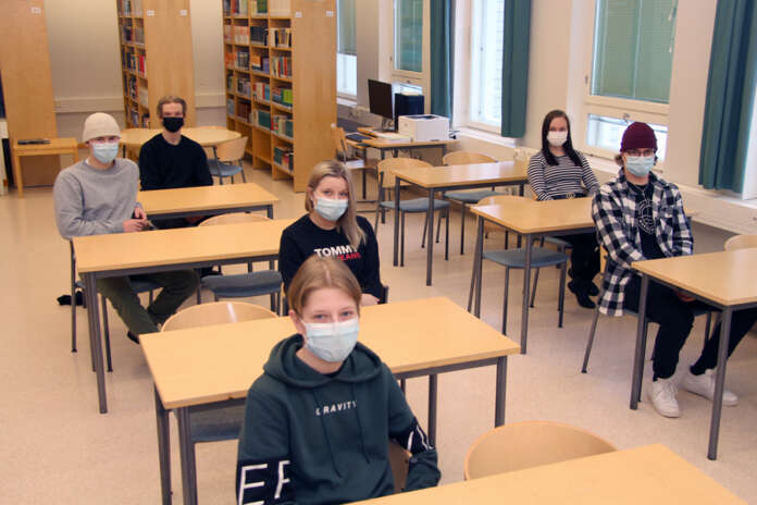Konsta Sivula, Olivia Ojala, Toivo Ojala, Veeti Mäntylä (vasemmassa rivissä) sekä Ossi Salmela ja Klaara Mattila. ovat tottuneet muun muassa siihen, että luokissa ja ruokailussa istutaan väljästi turvavälit huomioiden. (Kuva: Asko Virtanen).