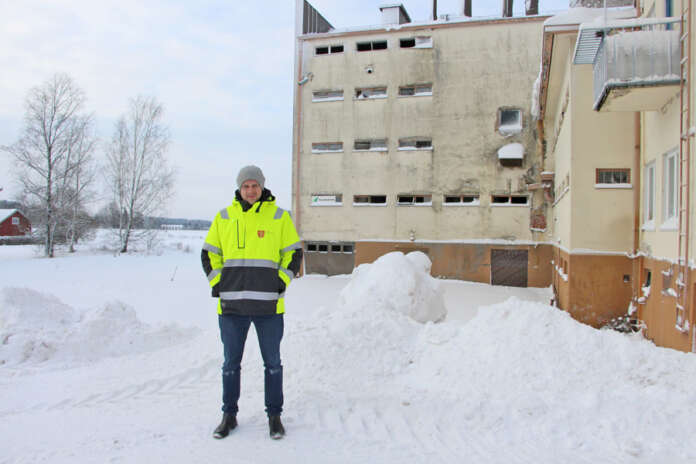 Oripään keskustan ilme siistiytyy huomattavasti, kun taustalla näkyvä vanha viljasiilo puretaan kuluvan vuoden aikana. Oripään uuden teknisen johtajan Miika Hämäläisen pöydällä on paljon muitakin hankkeita. (Kuva: Asko Virtanen)