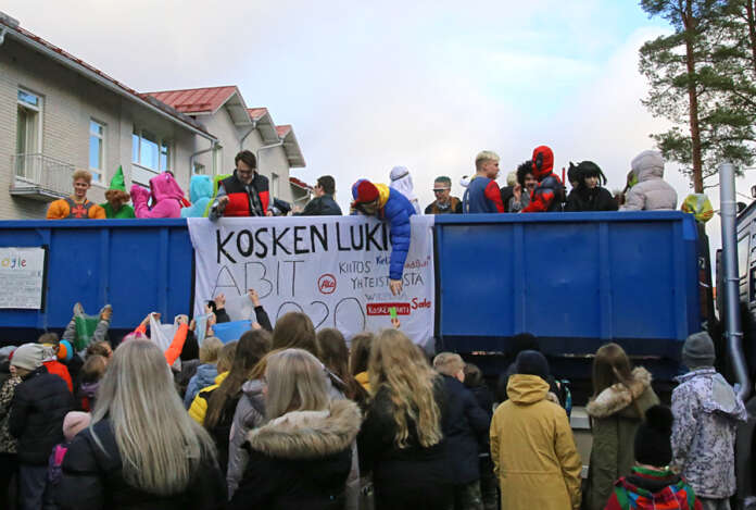 Koskella juhlitaan penkkareita ja vanhojen päivää normaaleihin aikoihin. Tänä vuonna vanhojen tansseja pääsee yleisökin seuraamaan, tosin vain rajoitettu määrä.