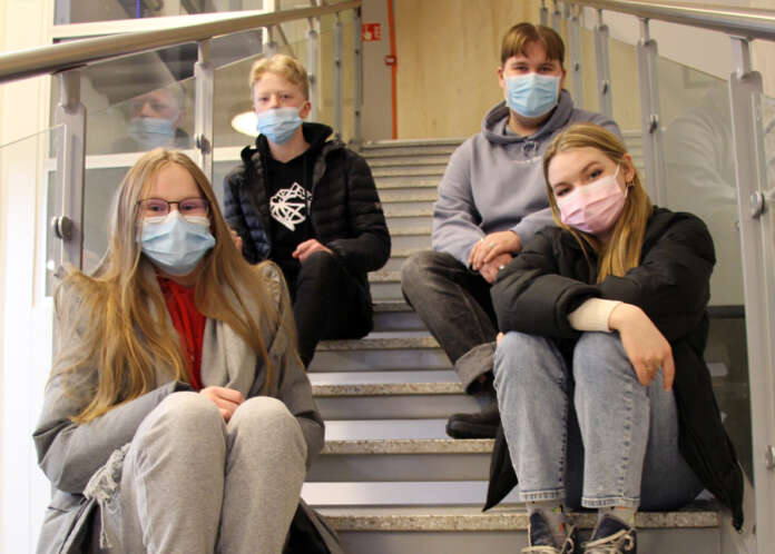 Katariina Auranen, Aatu Aaltonen, Jesse Mäki ja Lilja Lehtonen ovat samaa mieltä siitä, että hyvään kesään kuuluvat sekä kesätyöt että vapaa-aika. (Kuva: Asko Virtanen).