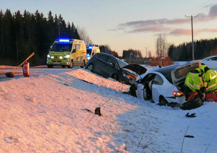 Kaksi henkilöautoa törmäsi rajusti toisiinsa Marttilassa Salontiellä perjantai-iltapäivällä. Autoissa oli kuljettajien lisäksi useampia matkustajia. Kaikki osalliset kuljetettiin jatkohoitoon. Kuva: Simo Päivärinta.