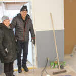 Anu Järvinen ja Ari Toivonen tarkastivat keskiviikkona, kuinka huoltorakennuksen pukusuojan rakennustyöt etenevät.