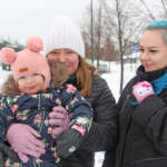 Kyrön torille tulleet Amanda ja tyttärensä Jade Paton sekä Julia Toivonen halusivat nähdä riehakkaita abeja.