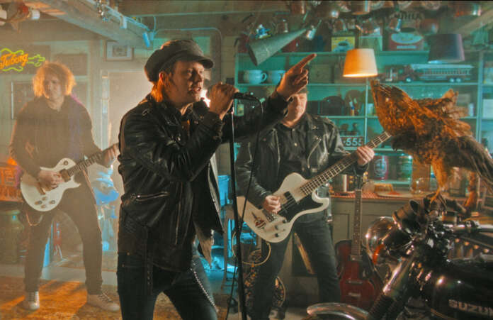 Vanhan Vehnämyllyn runsas retroesineistö tarjoaa musiikkivideoon kiehtovan taustan. Kuva: Esa Jussila.