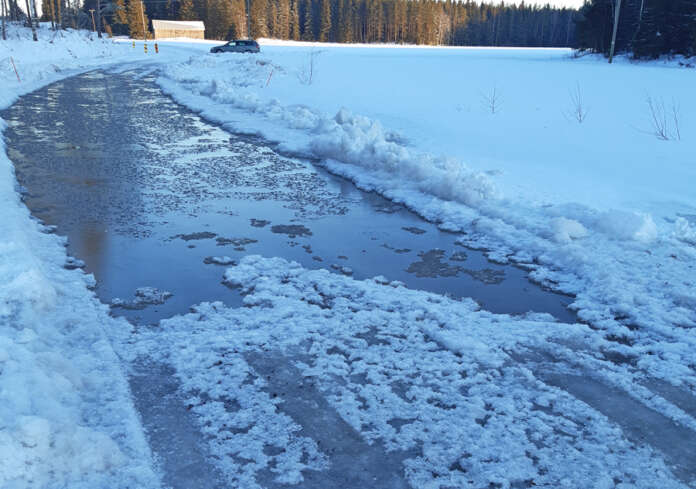 Teija Haakana kuvasi Pöytäsuontien kelirikkoa tiistaina. Yleensä tiellä on runsaasti läpiajoliikennettä. Kuva: Teija Haakana.