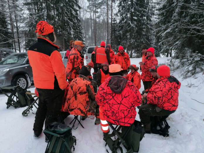 Peurajahti alkoi välillä tuntua jo työstä. Jos passissa piti olla hiljaa, yhteisellä kahvitauolla ja makkaratulilla juttu luisti ja huumori hersyi. (Kuva: Jari Suutari)