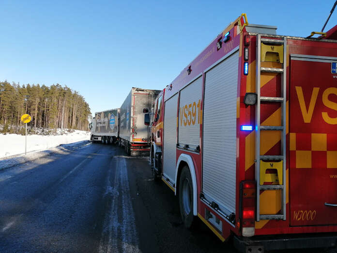 Henkilöauton kuljettaja kuoli nokkakolarissa kymppitiellä lauantaina iltapäivällä. Kuva: Simo Päivärinta.