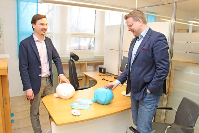 Joni Rintamaa ja Petri Siviranta tuumaavat Marttilan konttorin avajaisten osuvan hyvään aikaan, sillä kuluvana vuonna Suomessa juhlistetaan säästöpankkitoiminnan 200-vuotista taivalta.
