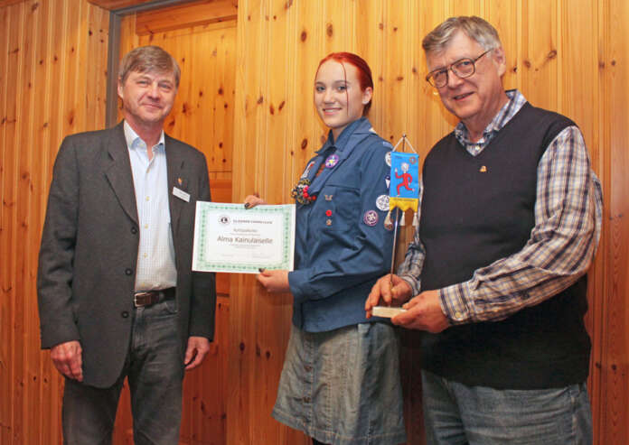Lions Club Yläneen vuosittain jakama Ryhtipalkinto meni tällä kertaa partiota harrastavalle Alma Kainulaiselle. Palkintoa olivat ojentamassa varapresidentti Seppo Mattila ja nuorisovaihdosta vastaava Juha Nummela.(Kuva: Sari Holappa)