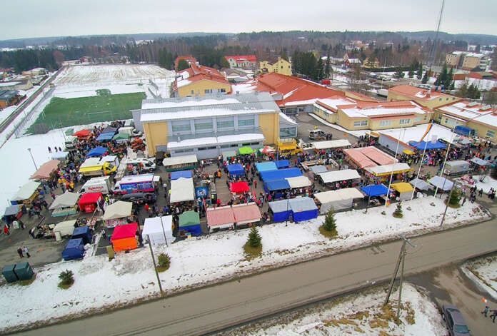 Kahden vuoden tauon jälkeen markkinat päästään vihdoin taas pitämään. Markkina-alue laajenee OP-Areenan parkkialueelta Huuskantielle. Kuvan on ottanut Jorma Peltoniemi keväällä 2016.