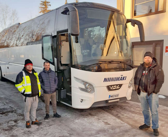 Ukrainan tilanne on herättänyt suuren halun auttaa. Econia on yksi toimeen tarttuneista. Kuvassa vasemmalta Zakhar Hrishchenko, Nikolai Solovei ja Janne Vainikkala. (Kuva: Antti Keskitalo).