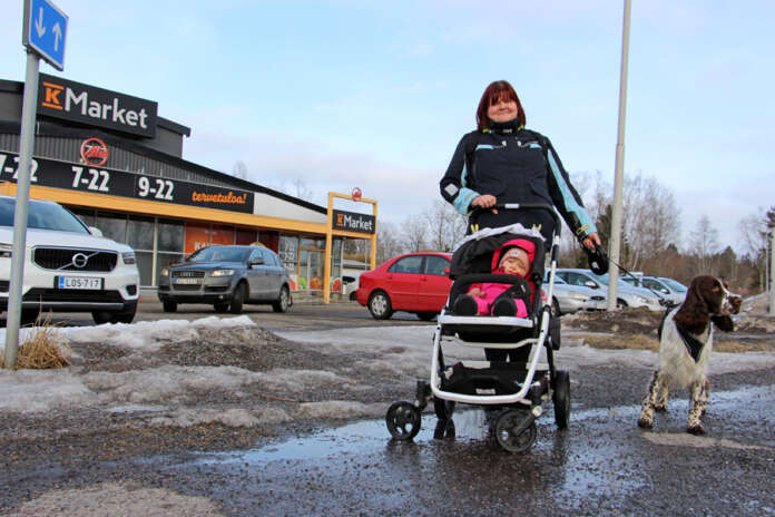 Liisa Pasto ja rattaissa istuva Aamu Pasto sekä Tapu-koira kävivät perjantaina ostoksilla K-Market Aurantorilla. Liisan mielestä perheen lähikauppa on kehittynyt viime aikoina mieluisaan suuntaan.