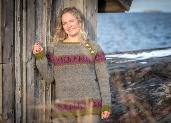 Jurmo-neuleessa lämmittävät Rintalan tilan luomulampaiden villasta kehrätyt langat. Mallikuviin suunnittelija Pirjo Iivosen toiveesta päätynyt Marika Suuronen ideoi neuleen yhdessä Tiina Johanssonin kanssa.