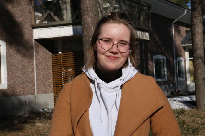 Pauliina Loisalle jäi kirjoitukset aloittaneesta äidinkielen lukutaidon kokeesta hyvä fiilis. Korona-ajan etäkoulujen hän arveli saattaneen jättää jälkensä matematiikan osaamiseen.
