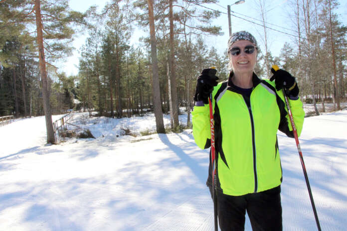 Kristiina Heininen vietti keskiviikkoiltapäivää hiihtällä Haukkavuoressa. Ladut ja varsinkin Haukkavuoren vapaaehtoiset saivat häneltä runsaasti kiitosta (Kuva: Asko Virtanen)