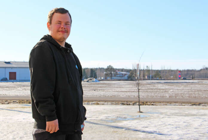 Vapaaehtoista siivoustyötä tekevää Timo-Pekka Johanssonia motivoi halu tehdä Aurasta entistä siistimpi paikka kaikille asukkaille.