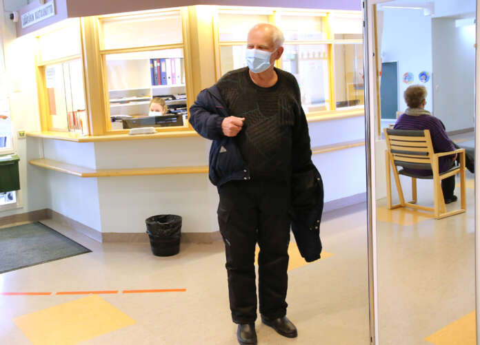 Kyrön terveysasemalla perjantaina asioinutta Esko Saloa huolestuttaa paikallisten palvelujen puolesta. Salon mielestä Auranmaa ei saanut riittävää edustusta hyvinvointialueen toimielimiin.