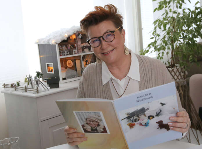 Miniatyyriharrastus innosti Virpi Koskinen kirjoittamaan ja kuvittamaan myös iltasatuja hänen tunturimökiksi kunnostamansa nukkekodin asukkaista Nallelan perheestä.