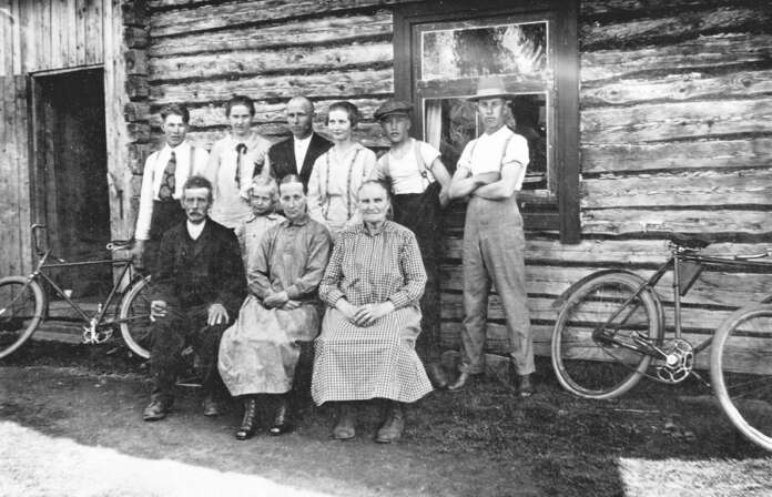 Kuvassa on Karviaisten kylän "apteekkari" perheineen. Hänen lisäkseen seudulla oli muitakin pirtua myyneitä henkilöitä. Kuva: Auran kotiseutuyhdistyksen kokoelma.