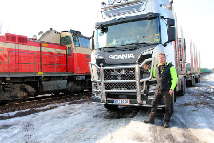 Pöytyäläisen Mauri Virtasen rekan keula osoittaa tulevaisuudessa entistä useammin Raumalle, kun Kyrön saha lopettaa toimintansa. (Kuva: Asko Virtanen)