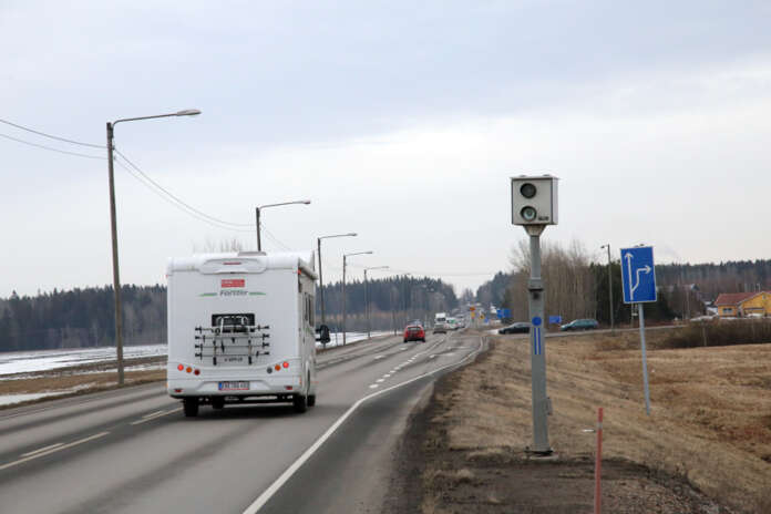 Liikennerikokset ovat rikoksista yleisimpiä Auranmaalla, toisena tulevat omaisuusrikokset. Automaattinen liikennevalvonta nostaa Aurassa ja Pöytyällä ilmi tulleiden liikennerikosten määrän selvästi muita Auranmaan kuntia suuremmaksi.