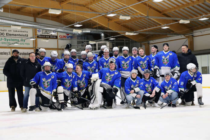 TarU Hockeyn U19-joukkue pelasi koronahaasteiden keskellä komean kauden raivaten ensin tiensä alemmasta alkusarjasta ylempään jatkosarjaan ja lopulta juhlien ylemmän jatkosarjan voittajana.