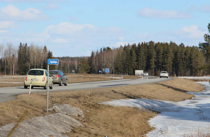 Ohituskaistoilla halutaan taata pitkämatkaiselle liikenteelle tasainen nopeus. Kuvan maastoon suunnitellaan Kumila-Mellilä-ohituskaistaparia.
