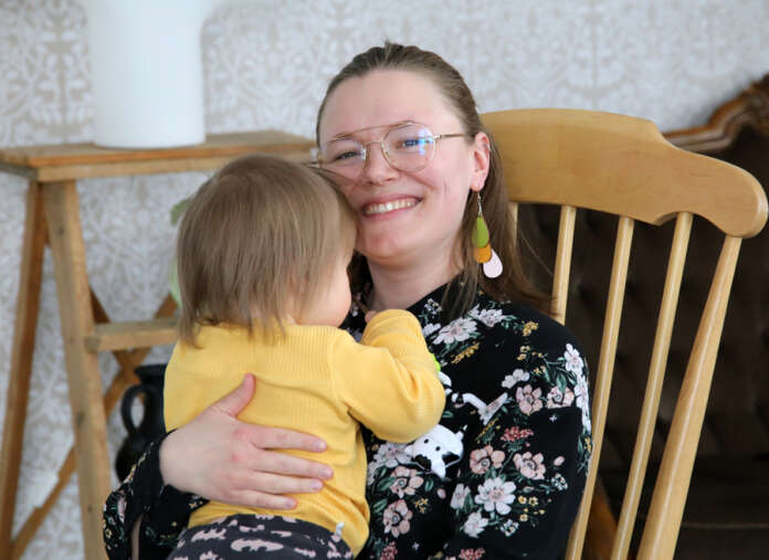 Elina Kajanderilla on itsellään kaksi lasta. Kiinnostus tehdä työtä doulana heräsi Kajanderin omien raskausaikojen ja synnytysten myötä.