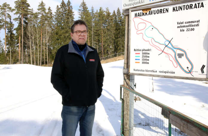 Veikko Salmi kertoo Haukkavuoren kehittämissuunnitelmien sisältävän kuntoradan parannuksen lisäksi myös lumen tykitysjärjestelmän kehittämistä. Kuntoradan pintamateriaalin vaihto on ensivaiheessa tarkoitus tehdä oranssille rataosuudelle.